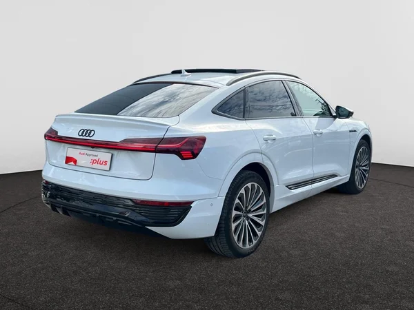 AUDI Q8 Sportback e-tron (2024) — foto 23 van 24