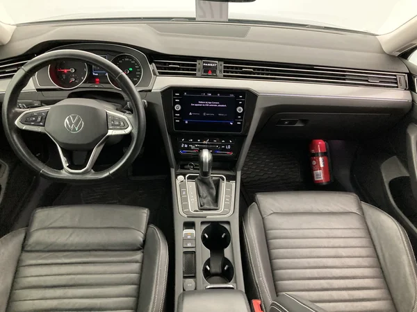 VOLKSWAGEN Passat Variant (2024) — foto 6 van 36