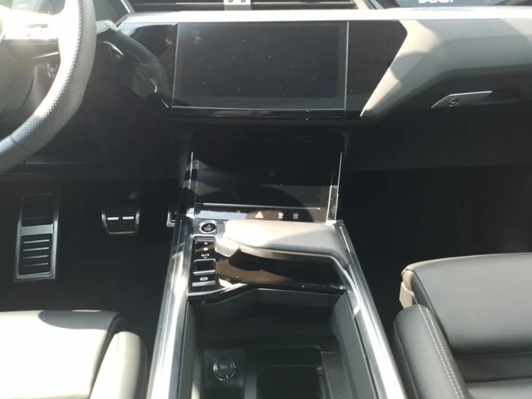 AUDI Q8 e-tron Sportback (2024) — foto 3 van 23