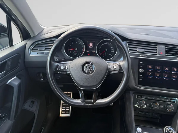 VOLKSWAGEN Tiguan (2019) — foto 2 van 24