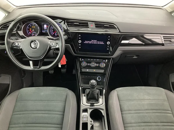 VOLKSWAGEN Touran (2019) — foto 7 van 36