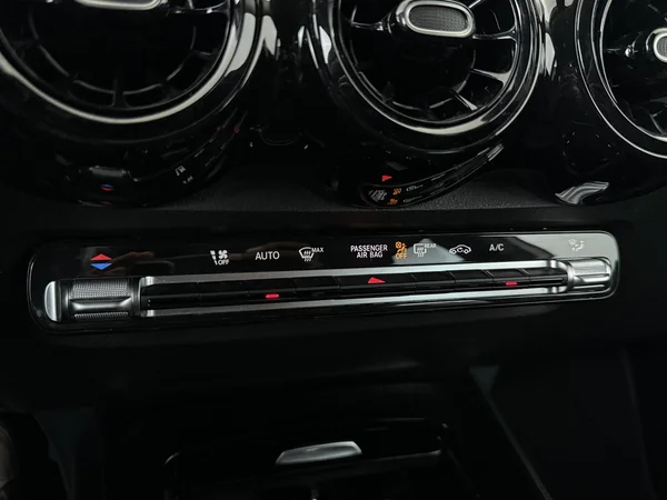 MERCEDES GLB 180 (2021) — foto 17 van 27