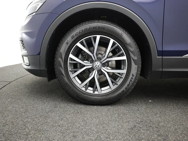 VOLKSWAGEN Tiguan (2020) — foto 22 van 25