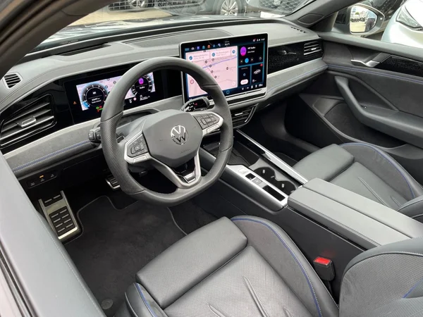 VOLKSWAGEN Passat SW (2025) — foto 2 van 22