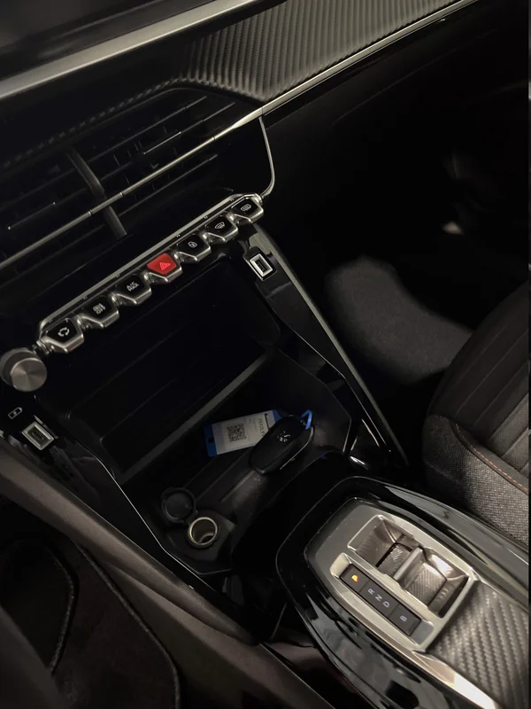 Peugeot E-2008 (2022) — foto 44 van 56