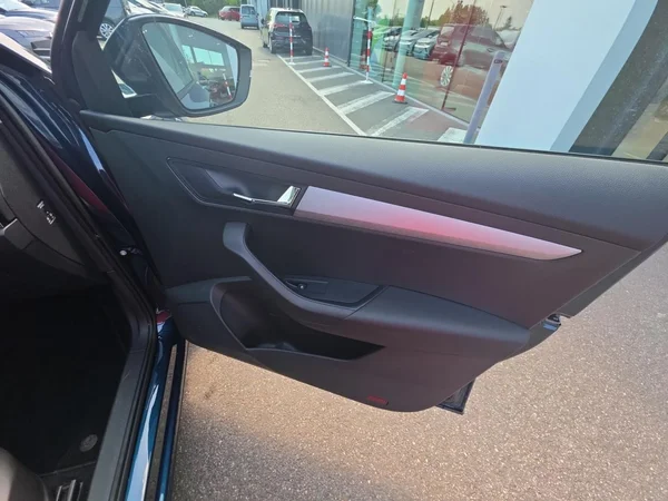 SKODA Karoq (2023) — foto 9 van 24