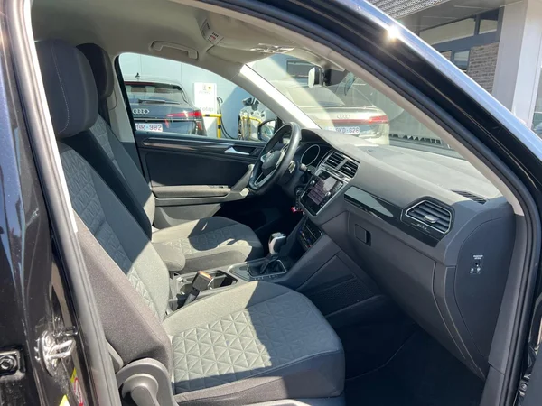 VOLKSWAGEN Tiguan (2023) — foto 13 van 24