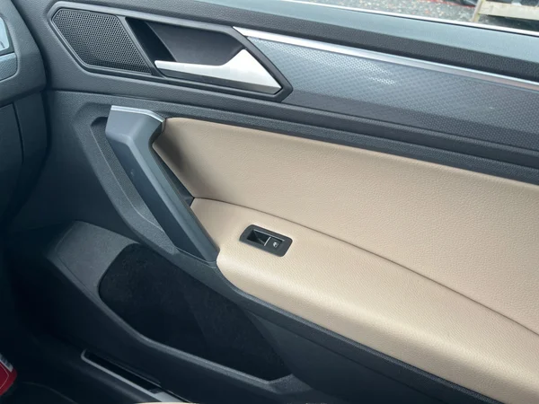 VOLKSWAGEN Tiguan (2022) — foto 9 van 24
