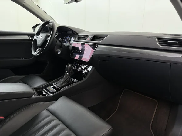 SKODA Superb (2019) — foto 3 van 28