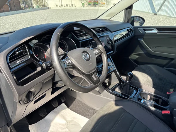 VOLKSWAGEN Touran (2019) — foto 20 van 20