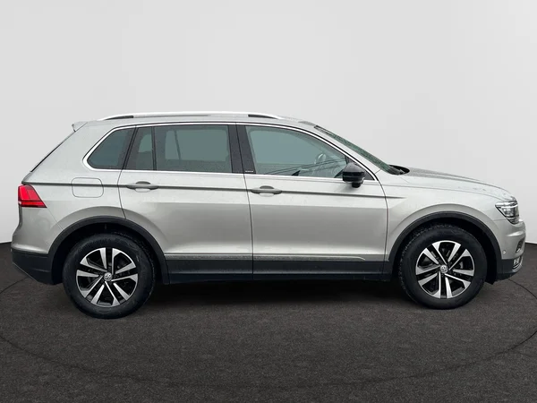 VOLKSWAGEN Tiguan (2020) — foto 9 van 18