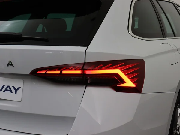 SKODA Octavia Combi (2024) — foto 8 van 19