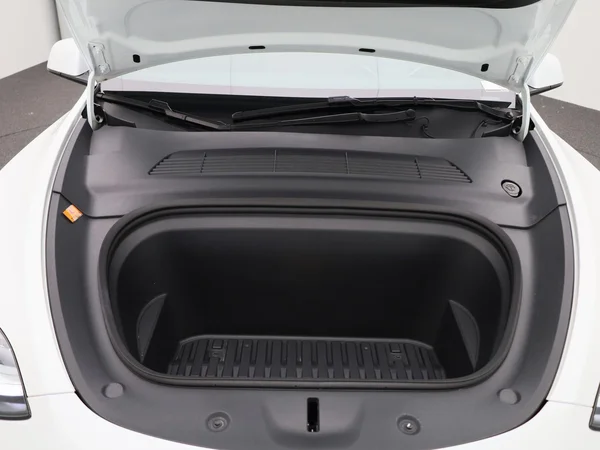 Tesla Model Y (2023) — foto 37 van 43