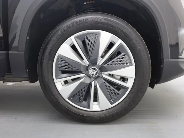 SKODA Karoq (2024) — foto 8 van 19