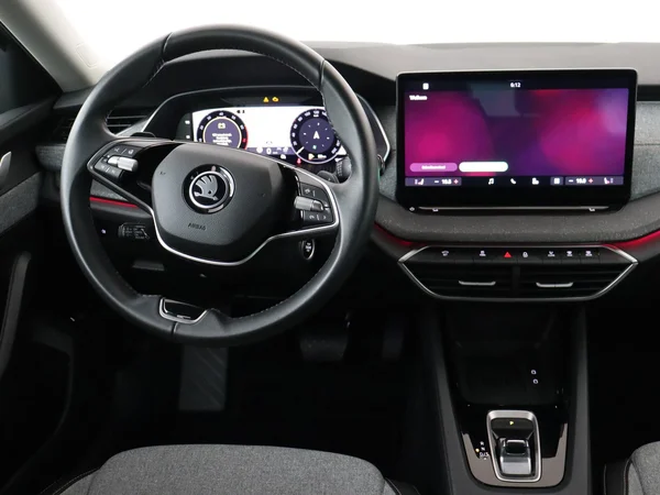 SKODA Octavia Combi (2024) — foto 16 van 18