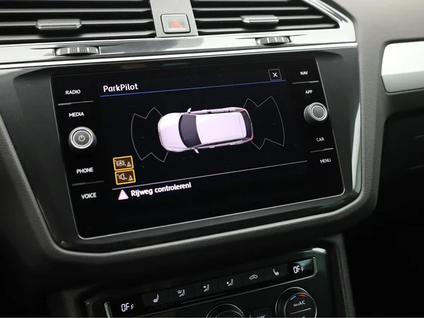 VOLKSWAGEN Tiguan (2018) — foto 9 van 20