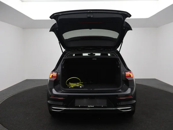 VOLKSWAGEN Golf VIII eHybrid (PHEV) (2024) — foto 18 van 27