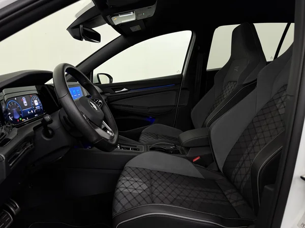 VOLKSWAGEN Golf (2022) — foto 2 van 28