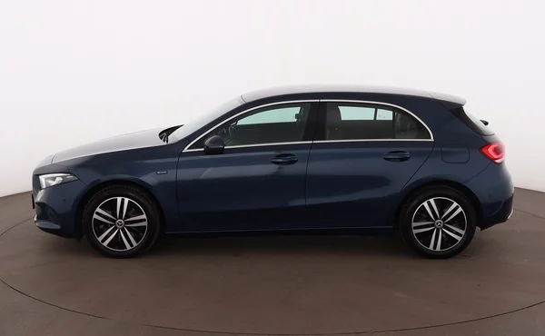 Mercedes-Benz A-Class PHEV (W177) (2020) — foto 12 van 31