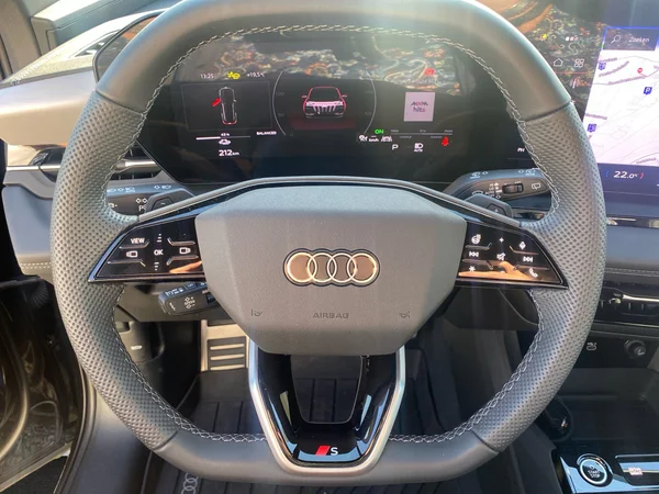 AUDI Q6 e-tron (2025) — foto 16 van 24