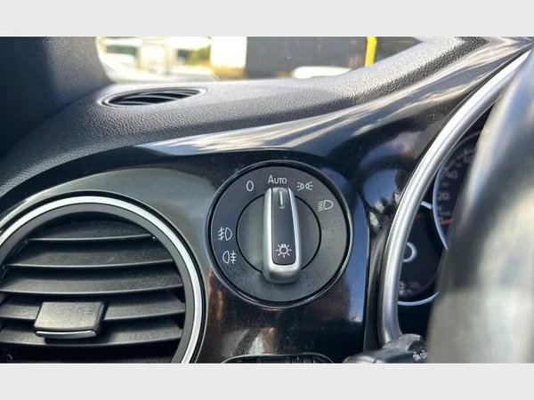 Volkswagen Beetle Cabriolet (2017) — foto 19 van 29