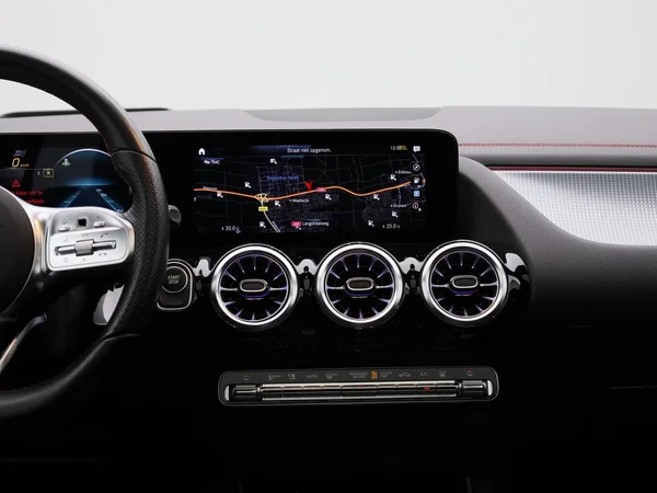 Mercedes-Benz EQA (2021) — foto 3 van 48