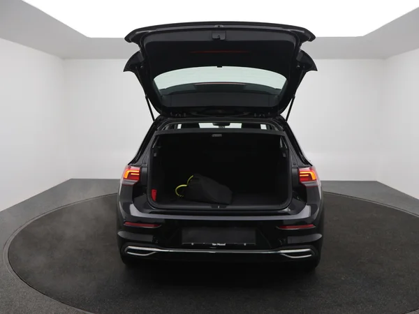 VOLKSWAGEN Golf VIII eHybrid (PHEV) (2024) — foto 8 van 25