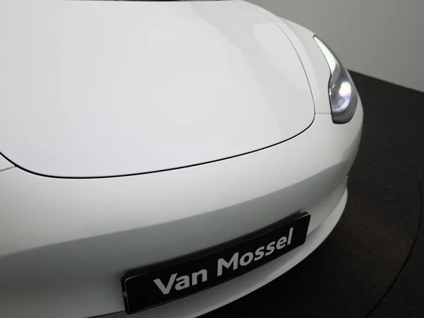 Tesla Model 3 (2023) — foto 31 van 42