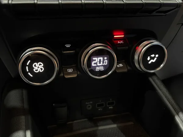 Renault Captur (2022) — foto 10 van 29