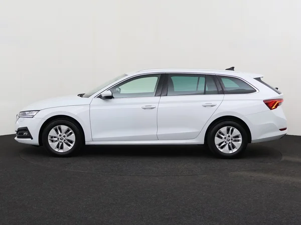 SKODA Octavia Combi (2024) — foto 13 van 18