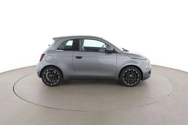Fiat 500e (2022) — foto 13 van 16