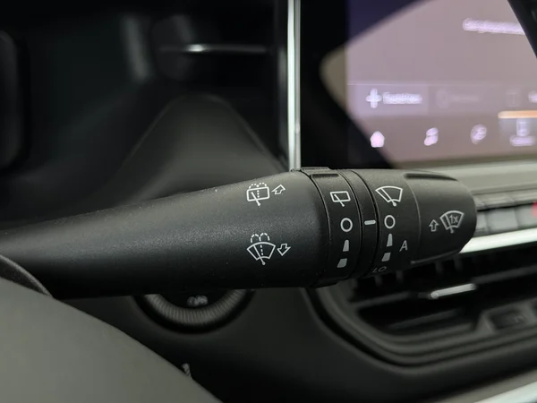 JEEP Compass (2024) — foto 17 van 29