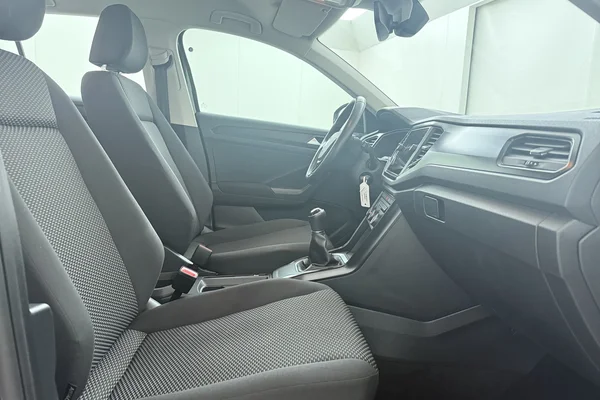Volkswagen T-Roc (2022) — foto 17 van 19