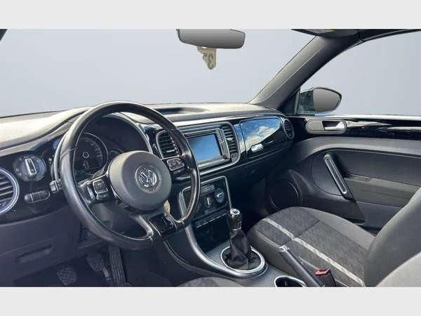Volkswagen Beetle Cabriolet (2017) — foto 28 van 29