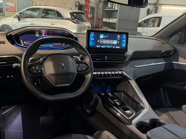 Peugeot 5008 (2023) — foto 17 van 18