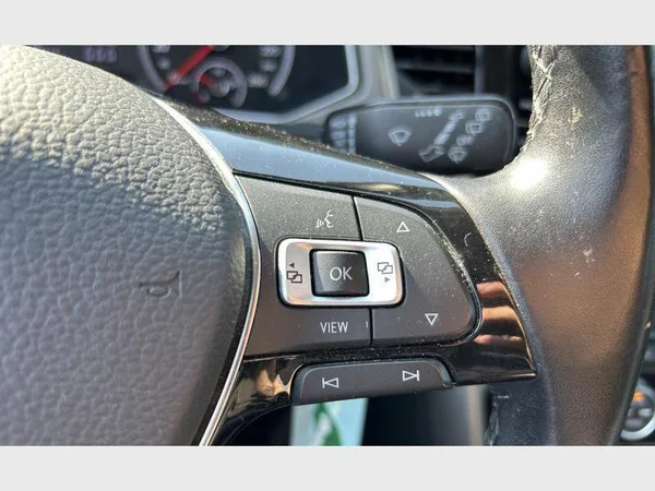 Volkswagen T-Roc (2021) — foto 20 van 28