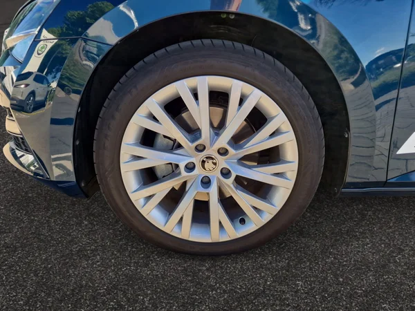 SKODA Superb Combi (2024) — foto 4 van 21