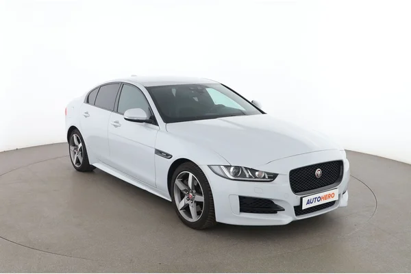 Jaguar XE (2019) — foto 14 van 16
