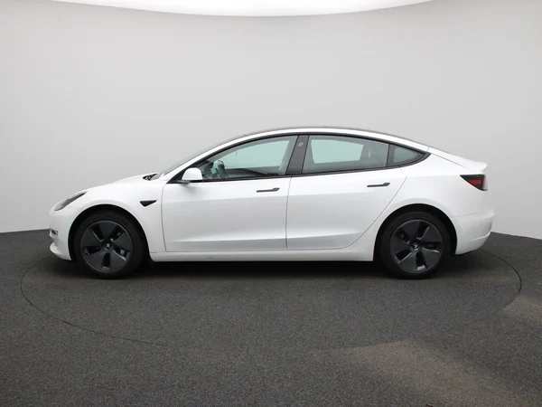 Tesla Model 3 (2023) — foto 38 van 42