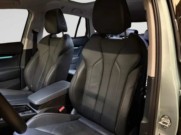 SKODA Enyaq (2024) — foto 7 van 15