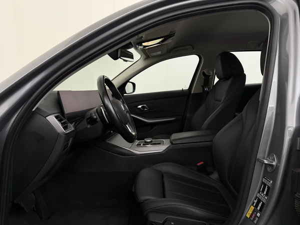 BMW 320 (2022) — foto 2 van 33