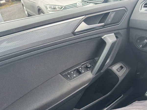 VOLKSWAGEN Tiguan (2023) — foto 5 van 17