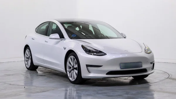 Tesla Model 3 (2020) — foto 43 van 45