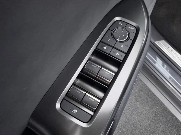 LEXUS RZ (2025) — foto 21 van 33