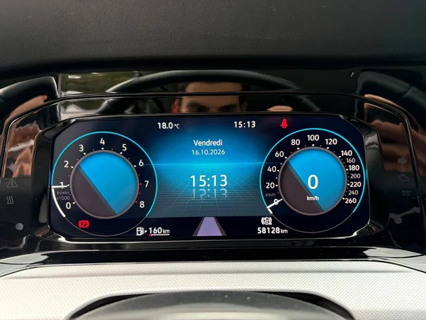 VOLKSWAGEN Golf VIII (2021) — foto 2 van 15