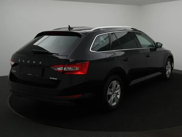 Škoda Superb (2024) — foto 12 van 29