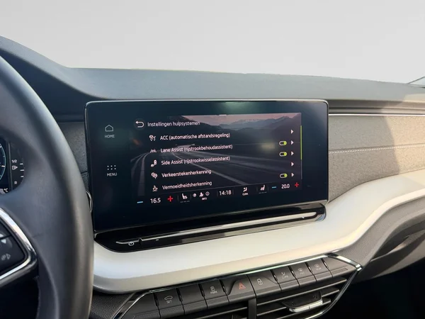 SKODA Octavia Combi (2024) — foto 10 van 23