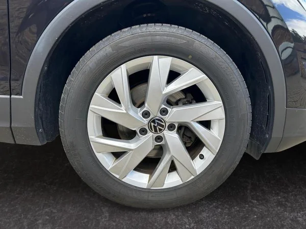 VOLKSWAGEN Tiguan (2021) — foto 4 van 32