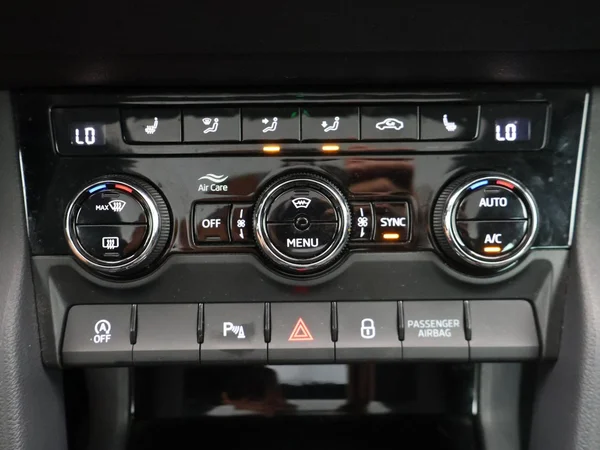 SKODA Karoq (2023) — foto 8 van 33