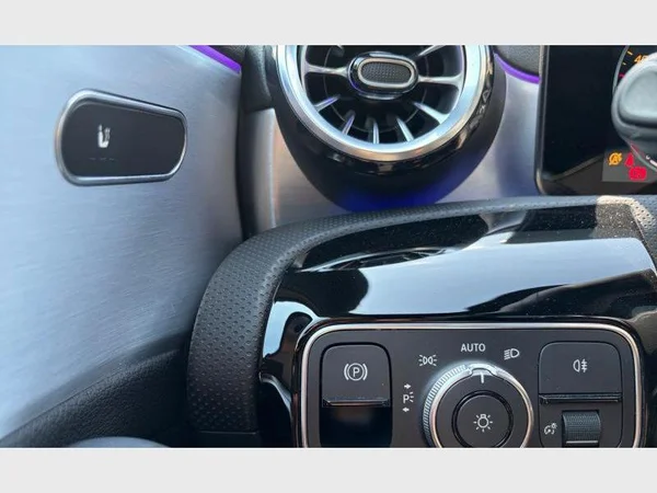 Mercedes-Benz A 180 (2022) — foto 8 van 27